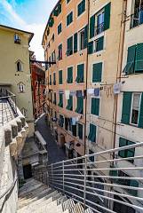 Scopriamo un'isola medievale nel cuore di genova. da casa colombo e le mura del barbarossa