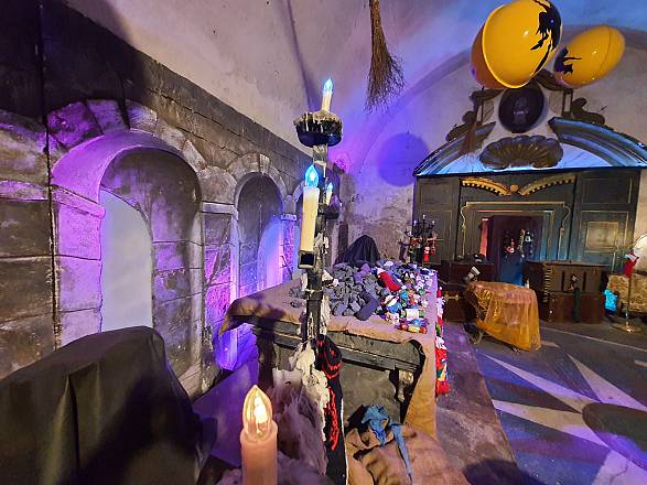 Un falò arcobaleno per accogliere la befana