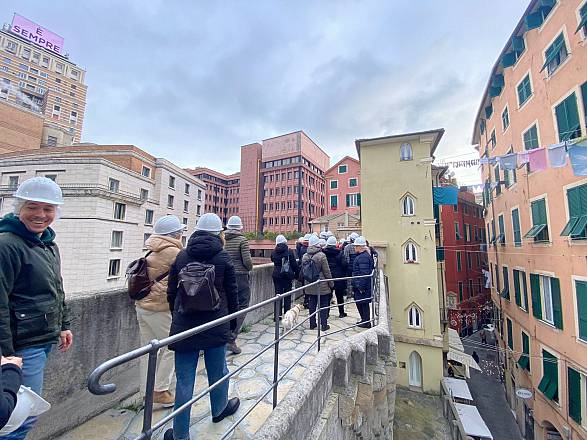 Un’isola medioevale nel cuore di genova, visita da casa colombo alle mura del barbarossa, con aperitivo