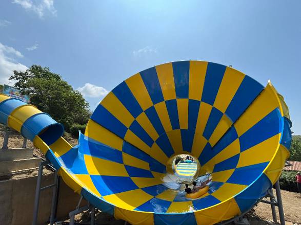 Aquafelix inagura la nuova stagione con aspides. scivola sullo scivolo con il cono piu' grande d'italia