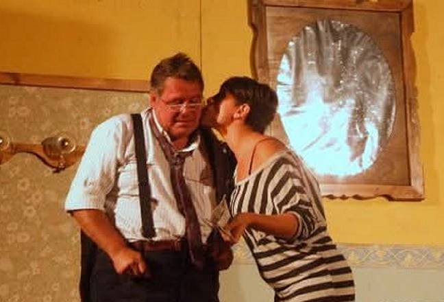 Nel giardino storico della distilleria de giorgi la commedia “saverio pennellessa