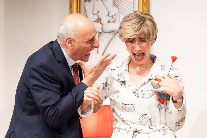 L'amore è cieco ma il codice civile ci vede benissimo. al teatro prati arriva coppie, commedia di e con fabio gravina, tra gelosie, vizi e paradossi in chiave divertente, ma con qualche riflessione.