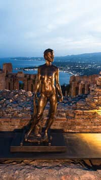 Record storico di ingressi per la mostra gesti scolpiti di jago a taormina