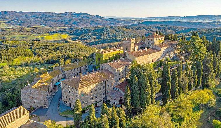 Borgo di querceto, panorami e montagne della val di cecina