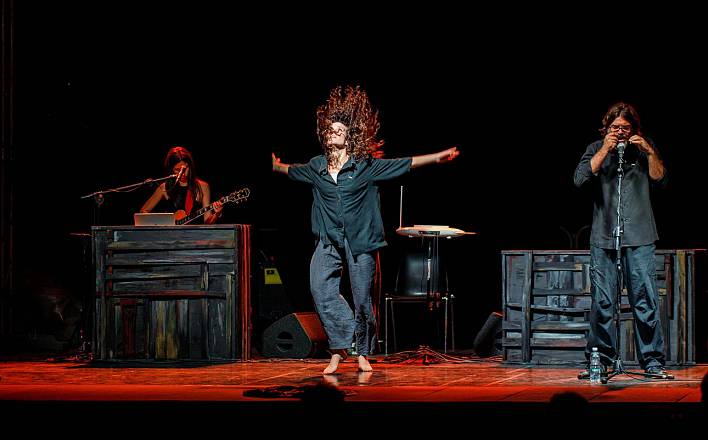 le “sfumature sonore di mana chuma teatro nella distilleria de giorgi