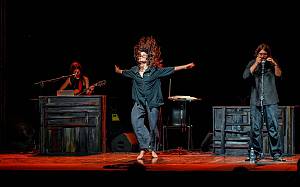 le  sfumature sonore di mana chuma teatro nella distilleria de giorgi