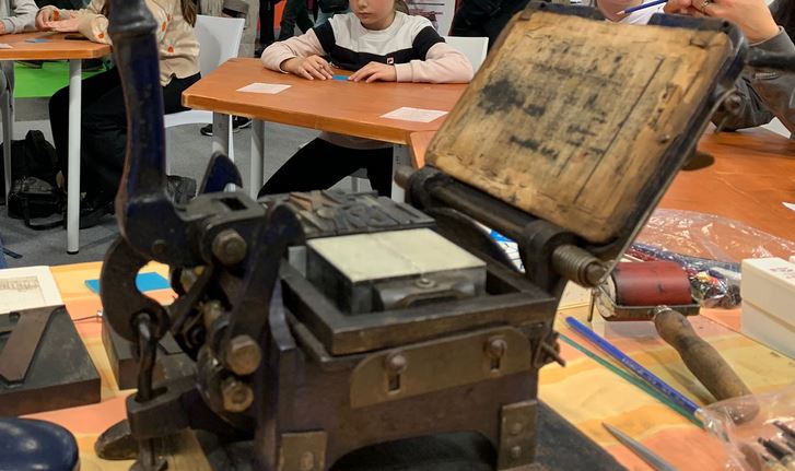 Due appuntamenti al salone del libro: letture al buio e ex libris, laboratorio tipografico
