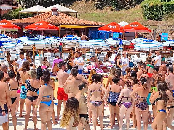 Arriva la giornata mondiale del bacio. aquafelix la celebra con #dattiunabachata, festival dal ritmo caraibico, e il bacio da brivido dal nuovo scivolo aspides