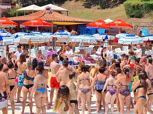 Arriva la giornata mondiale del bacio. aquafelix la celebra con #dattiunabachata, festival