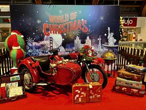 Babbo natale al centro aura porta i bambini in giro per il mondo. dall'america all'africa