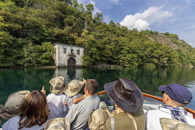 Lago dei draghi safari in motoscafo per famiglie e accademia di dragologia