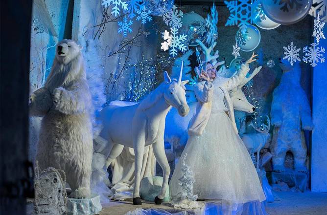 Un desiderio in sospeso. al fantastico mondo di babbo natale con gli elfi pasticceri per decorare dolci da mettere sotto l’albero con un messaggio in difesa della natura e del pianeta.
