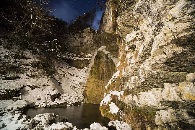 Passeggiata alla cascata illuminata dell'hoffentol