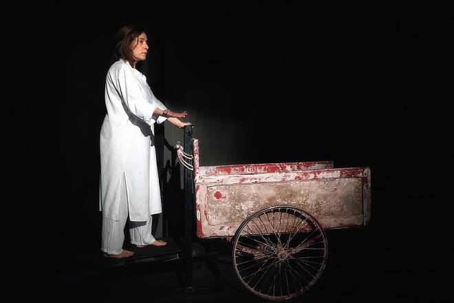 “cantica antigonae. lamento per il corpo del nemico di astràgali teatro racconta in scena il mito sofocleo