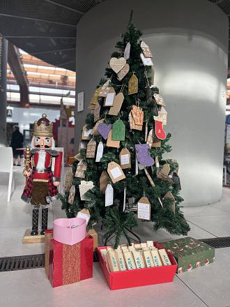 Arriva il babbo natale green nella fabbrica degli eco giocattoli.