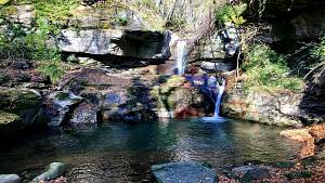 Lago dell'accesa e cascata bruna