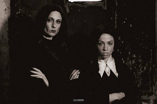 Mortisia e gomez al castello di lunghezza per un gran ballo noir una domenica che sembra mercoledì