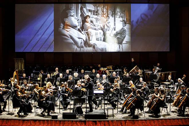 Omaggio ad alberto sordi - le note di un mito. l'orchestra italiana del cinema in concerto a cinecittàdue, diretta da marco patrignani. il primo di una lunga serie di appuntamenti al centro di una importante riqualificazione per abbracciare le esigenze de
