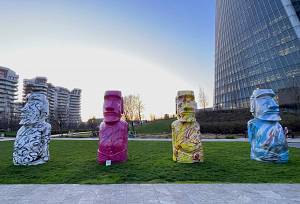 L'installazione moai in mostra a citylife