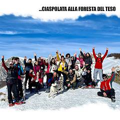 Foresta del teso passeggiata invernale con le ciaspole sulle montagne toscane