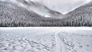 Lago nero passeggiata invernale con le ciaspole sulle montagne toscane